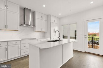 39 Lower Service Ct NW in Washington, DC - Foto de edificio - Building Photo