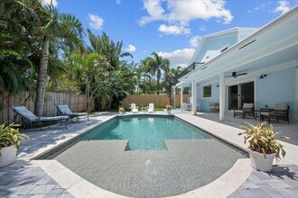 230 Pine Terrace in West Palm Beach, FL - Building Photo - Building Photo