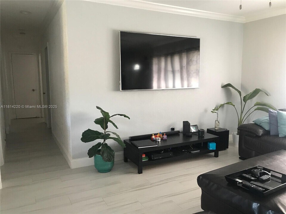 15563 SW 107th Pl in Miami, FL - Building Photo