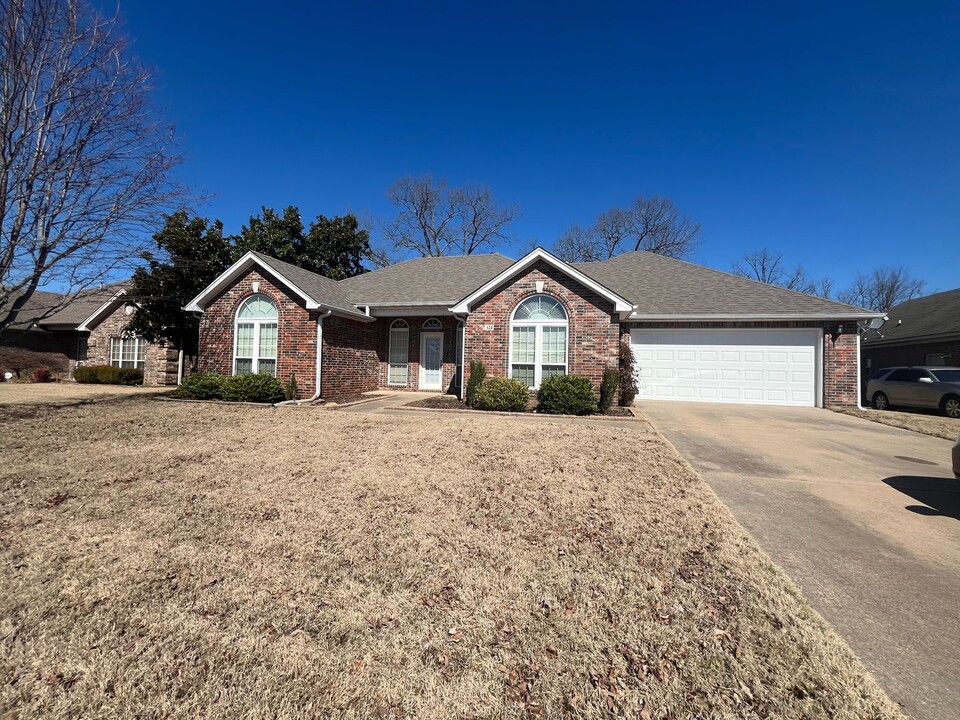 324 Feldspar Dr in Sherwood, AR - Building Photo