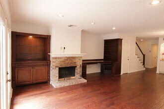 926 Memorial Village Dr in Houston, TX - Building Photo - Building Photo