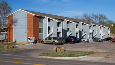 Acosta Oaks in Wichita, KS - Foto de edificio - Building Photo