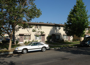 2808 S Baker St in Santa Ana, CA - Foto de edificio - Building Photo