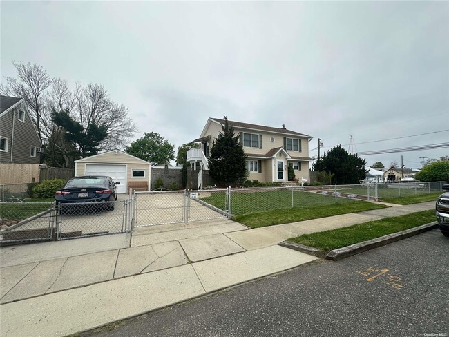 26 Farragut Ave in Lindenhurst, NY - Building Photo - Building Photo