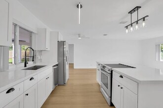 905 Sunset Rd in Boynton Beach, FL - Building Photo - Building Photo