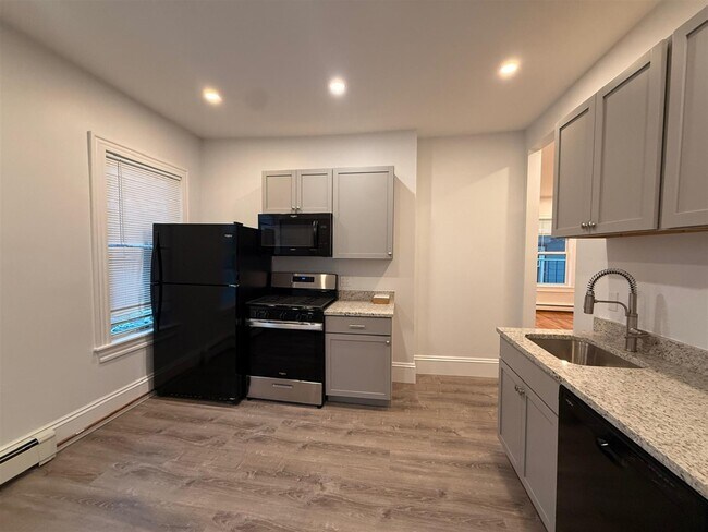 37 Oak St, Unit 2R in Somerville, MA - Foto de edificio - Building Photo