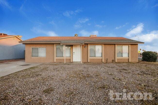 property at 904 W Yale Dr