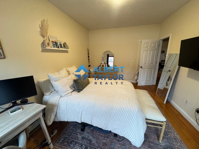 58 Medford St, Unit 1 in Somerville, MA - Foto de edificio - Building Photo