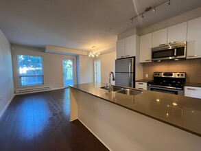 20331 Dewdney Trunk Rd in Maple Ridge, BC - Building Photo - Building Photo