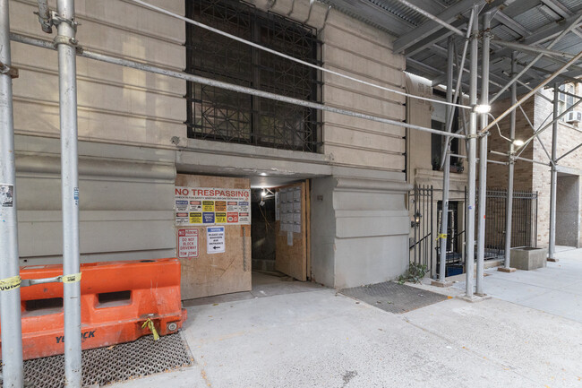 35-33 E 83rd St in New York, NY - Building Photo - Building Photo