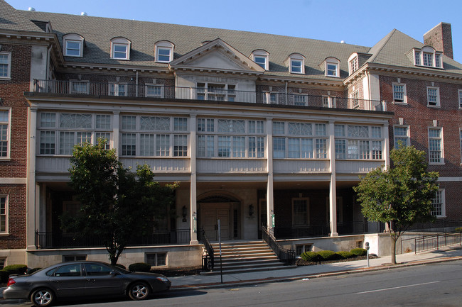 Senior Apartments at the Wyomissing Club in Reading, PA - Foto de edificio - Building Photo