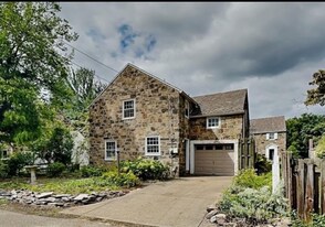 4 Laurel Village in Pittsburgh, PA - Building Photo