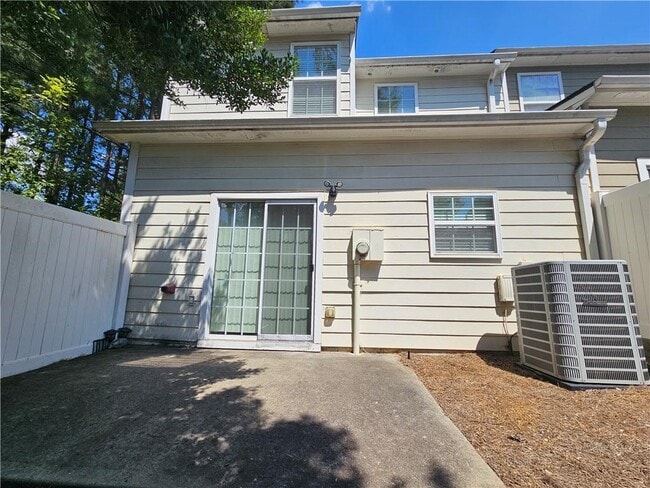 2200 Meadow Peak Rd in Duluth, GA - Building Photo - Building Photo