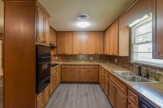 6041 Pineleaf Dr in Millbrook, AL - Foto de edificio - Building Photo