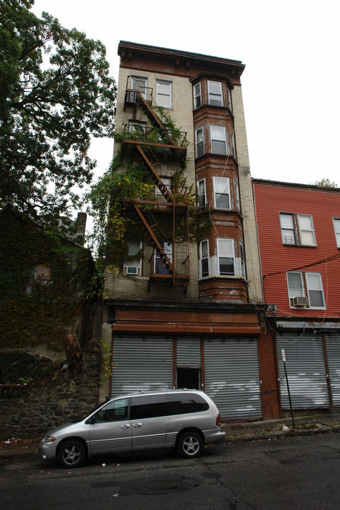 47 Lawrence St in Yonkers, NY - Building Photo