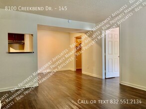 8100 Creekbend Dr in Houston, TX - Building Photo - Building Photo