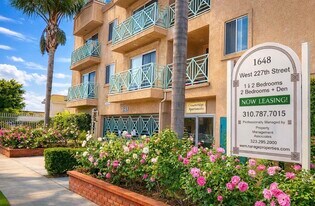 Crown Ridge Apartments in Torrance, CA - Building Photo