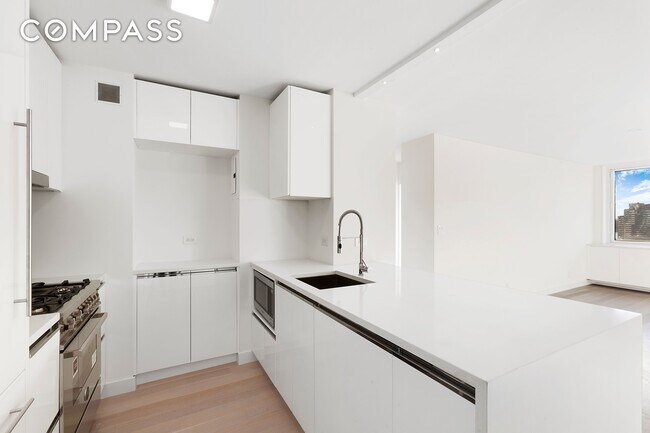 301 W 53rd St in New York, NY - Building Photo - Building Photo