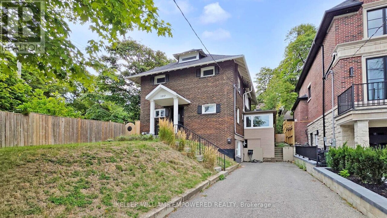 107 Lawrence Crescent in Toronto, ON - Building Photo