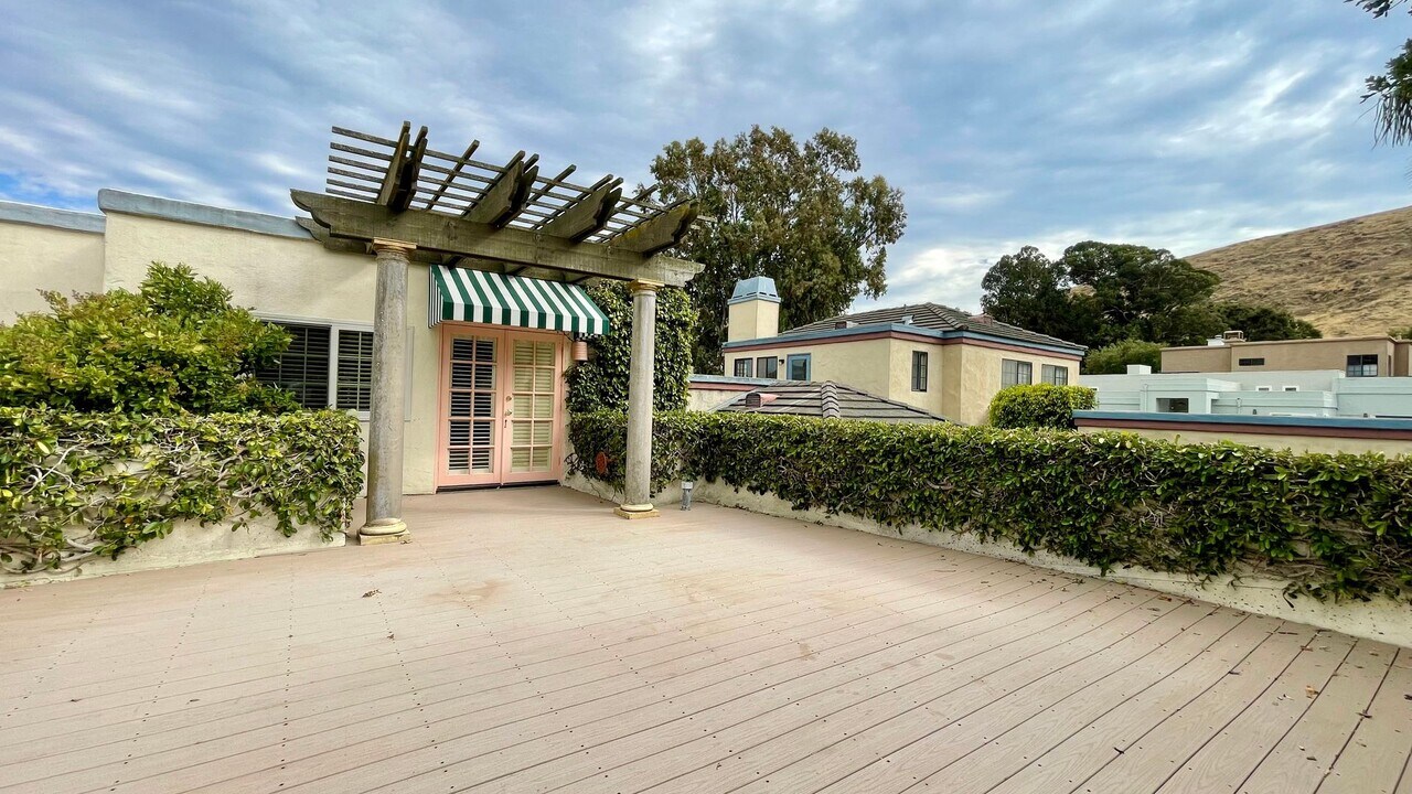 585 Bluerock Dr in San Luis Obispo, CA - Building Photo