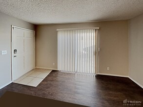104 Edelweiss St in Las Vegas, NV - Building Photo - Building Photo