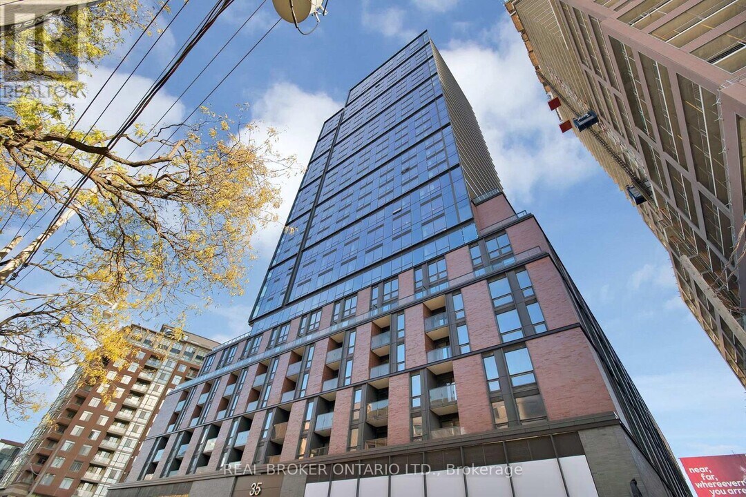 35 Parliament St in Toronto, ON - Building Photo