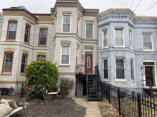 property at 1122 K St NE
