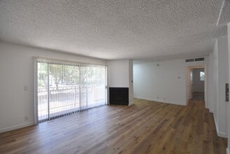 12245 Chandler Blvd in Los Angeles, CA - Building Photo - Building Photo
