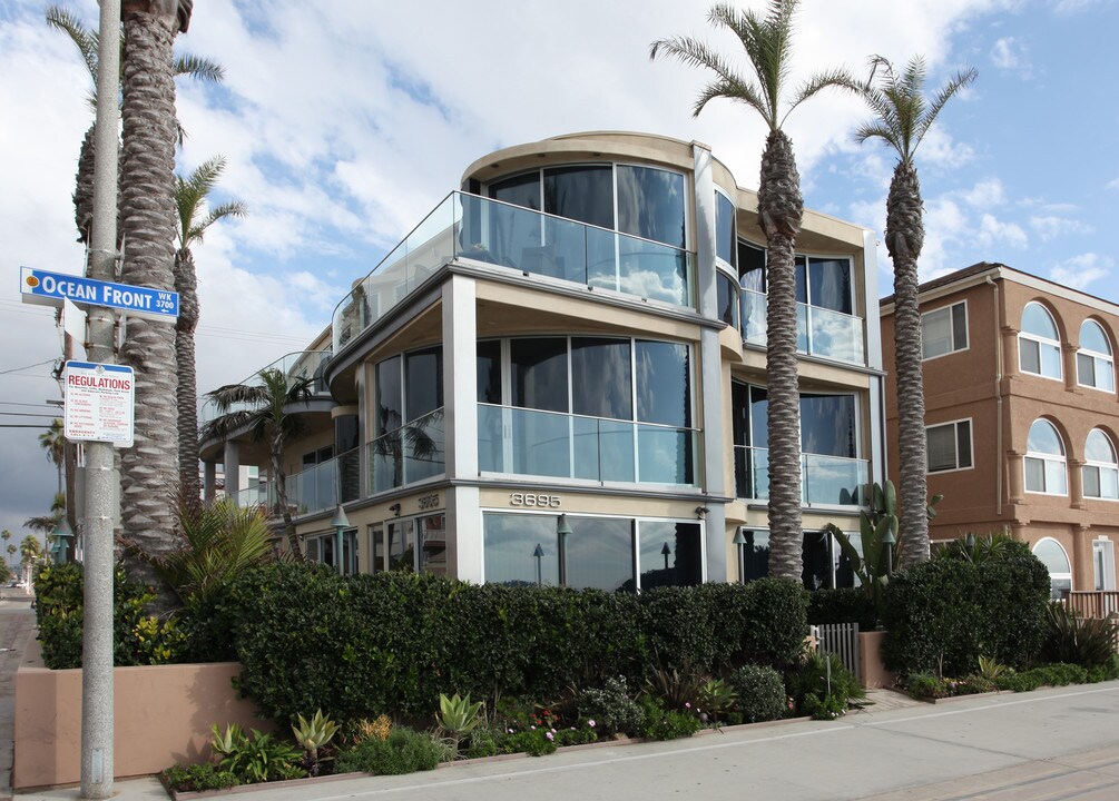 3695 Ocean Front Walk in San Diego, CA - Foto de edificio