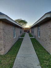 2013 El Mundo Dr, Unit A in Edinburg, TX - Foto de edificio - Building Photo