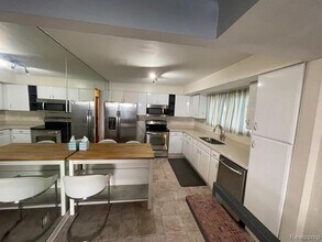 1749 E Maple Rd in Birmingham, MI - Building Photo - Building Photo