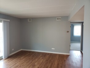 7330 Sandalwood Dr in Tinley Park, IL - Building Photo - Building Photo