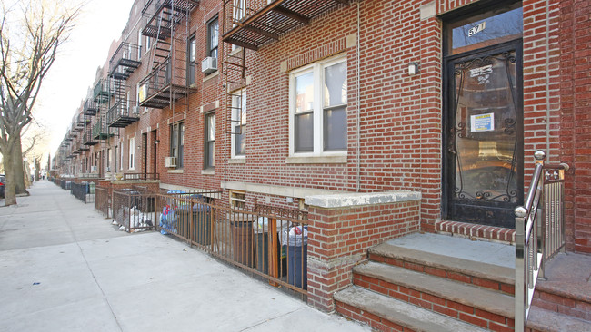 571 82nd St in Brooklyn, NY - Foto de edificio - Building Photo