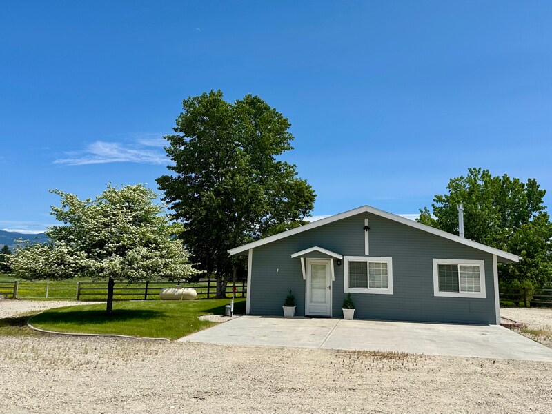 1334 Country Rd in Victor, MT - Building Photo