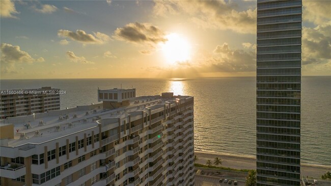 1985 S Ocean Dr, Unit #15G in Hallandale Beach, FL - Foto de edificio - Building Photo