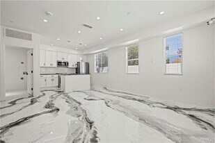 15211 Cohasset St in Los Angeles, CA - Building Photo