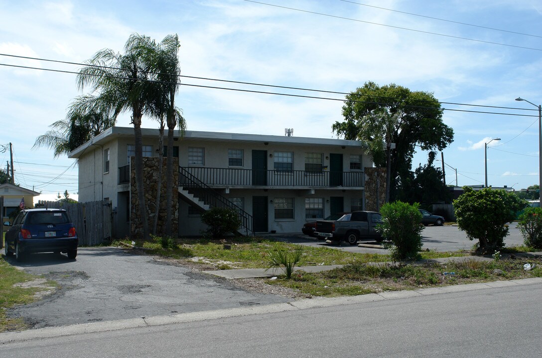 407 Saturn Ave S in Clearwater, FL - Foto de edificio
