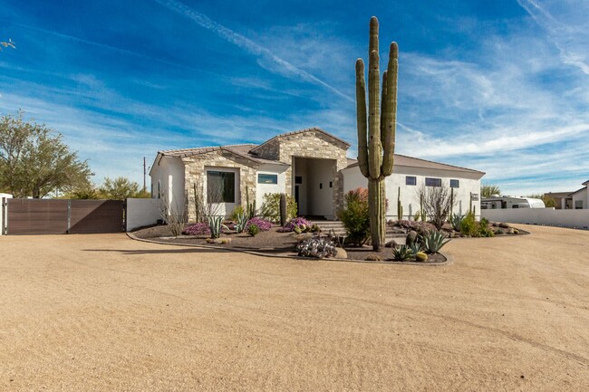 6133 E Dixileta Dr in Cave Creek, AZ - Foto de edificio - Building Photo