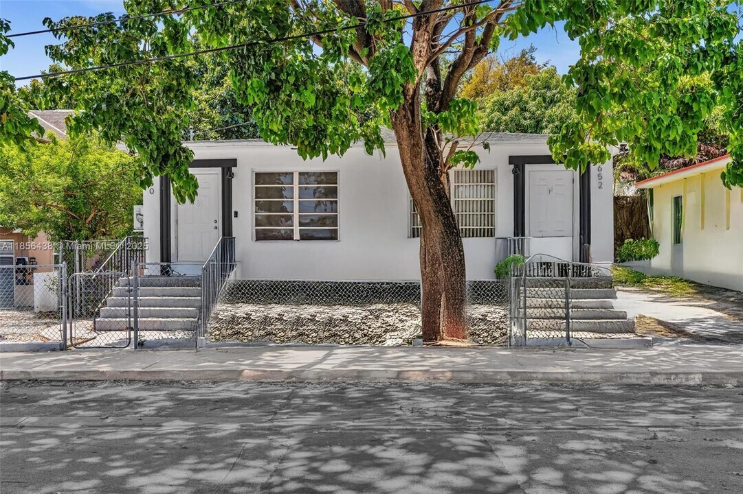 652 SW 5th St in Miami, FL - Building Photo