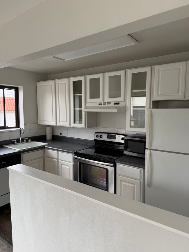 2450 Dexter Ave N, Unit 204 in Seattle, WA - Building Photo - Building Photo