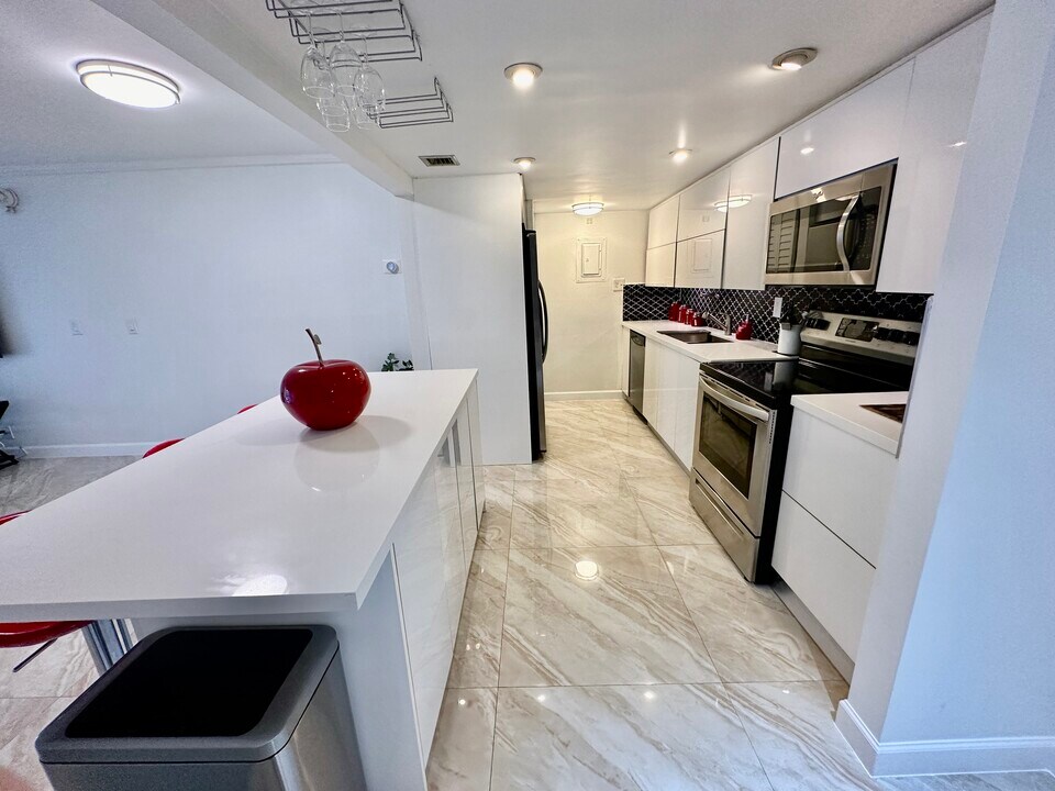 210 Lakeview Dr in Weston, FL - Building Photo
