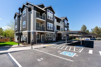 Red Hawk and Laurel Grey in Bend, OR - Foto de edificio - Building Photo