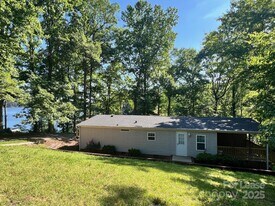 491 Robinson Rd in Mooresville, NC - Building Photo
