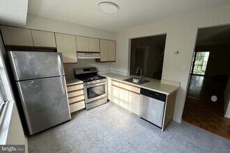 1002 Valley Glen Rd in Elkins Park, PA - Building Photo - Building Photo