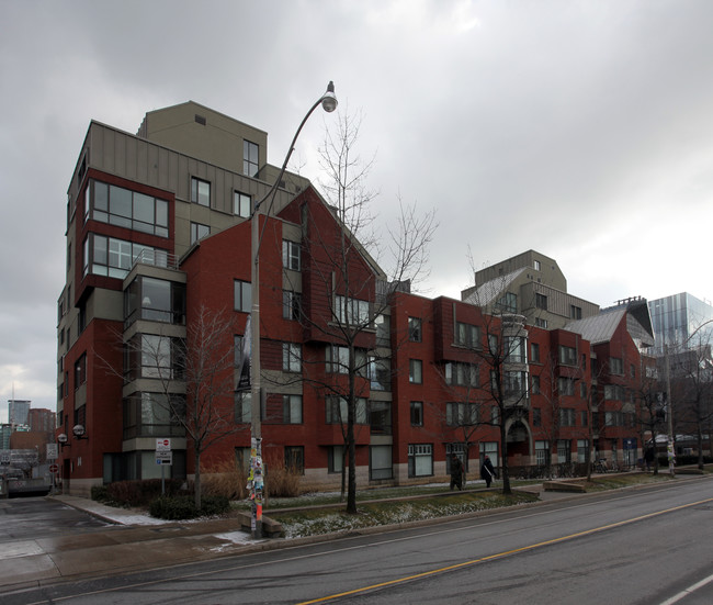 Innis College Student Residence in Toronto, ON - Building Photo - Building Photo