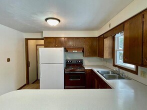 9841 Smithdale Ave NE in Hartville, OH - Foto de edificio - Building Photo