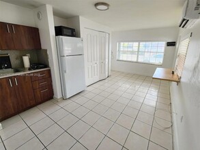 4051 NW 2nd St, Unit 3 in Miami, FL - Building Photo - Building Photo