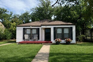 2418 30th St in Lubbock, TX - Building Photo