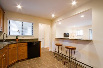 120 Lexington Ct in Red Bank, NJ - Building Photo - Building Photo