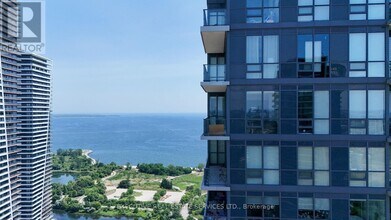 2200 Lake Shore Blvd W in Toronto, ON - Building Photo - Building Photo